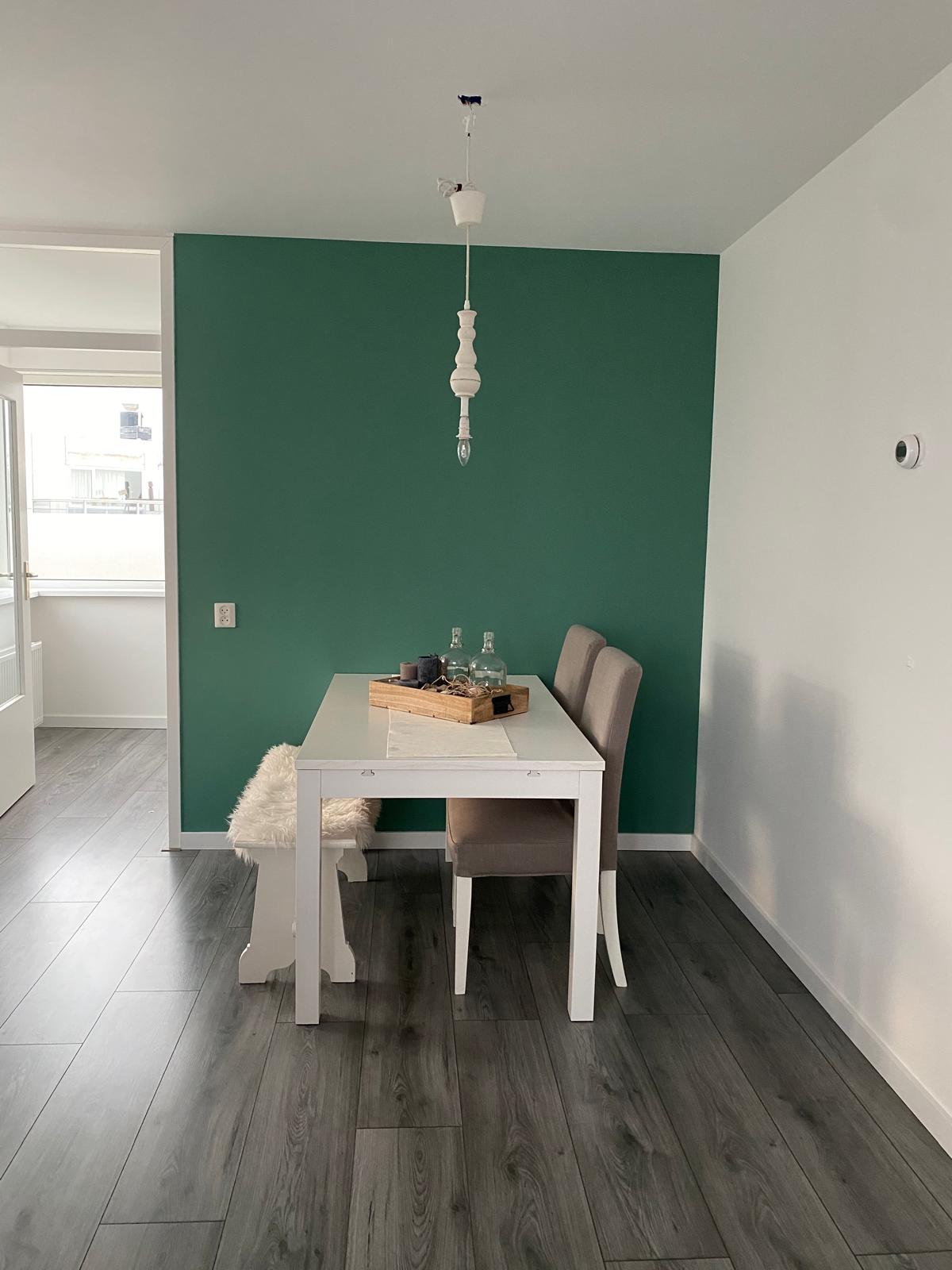 Eethoek met groene accentwand, strak afgewerkt