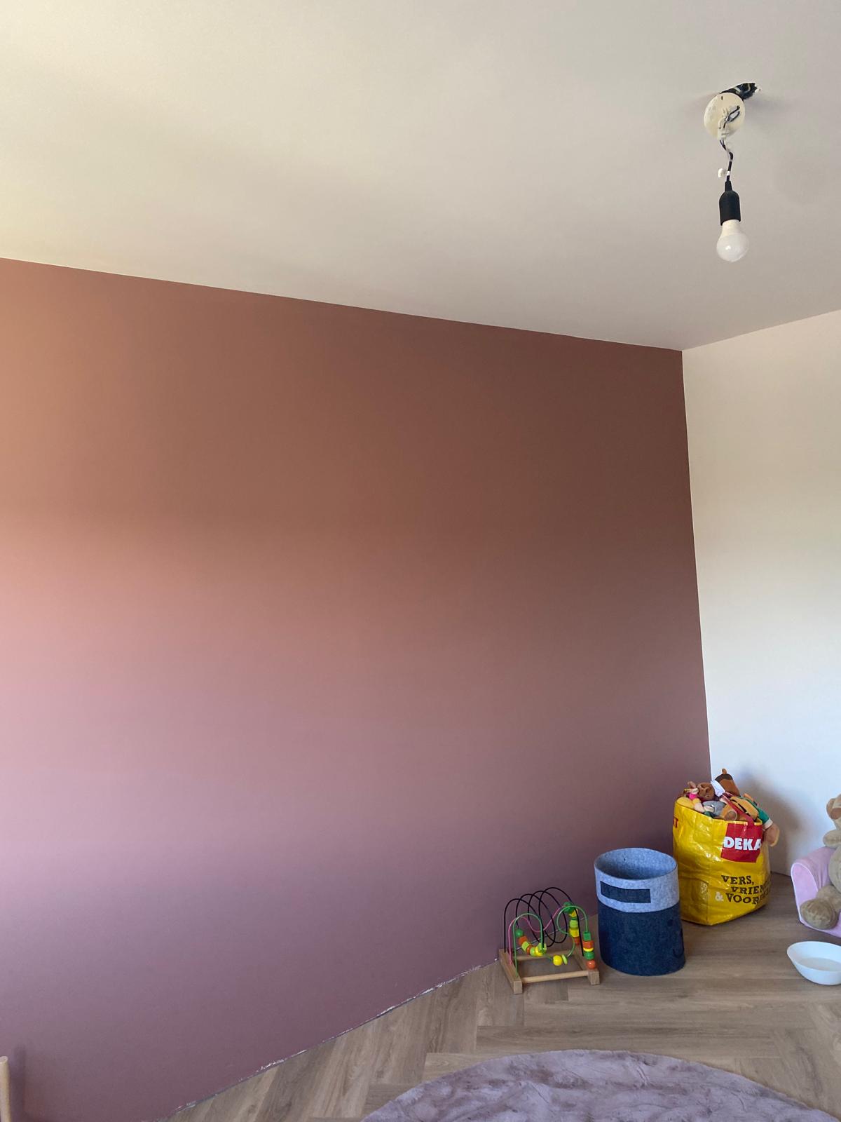 Kinderkamer met warme terracotta accentwand