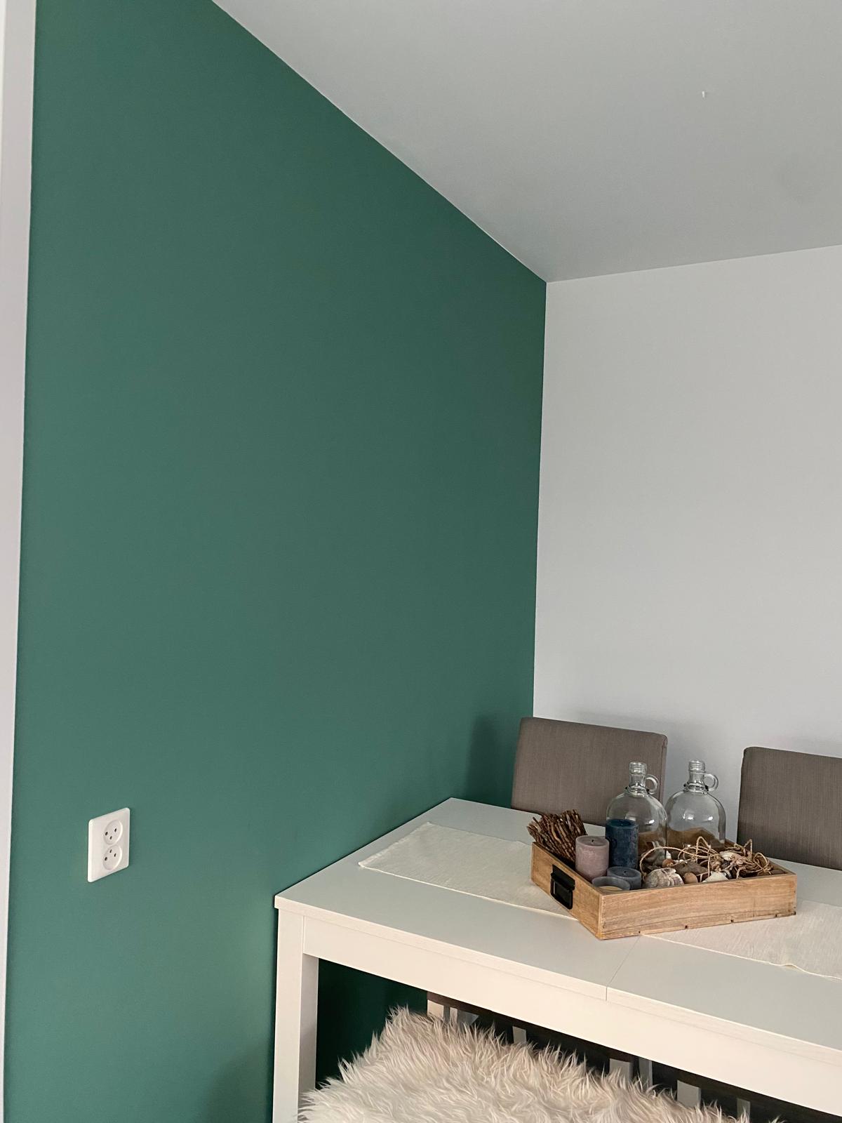 Eethoek met donkergroene accentwand en wit plafond