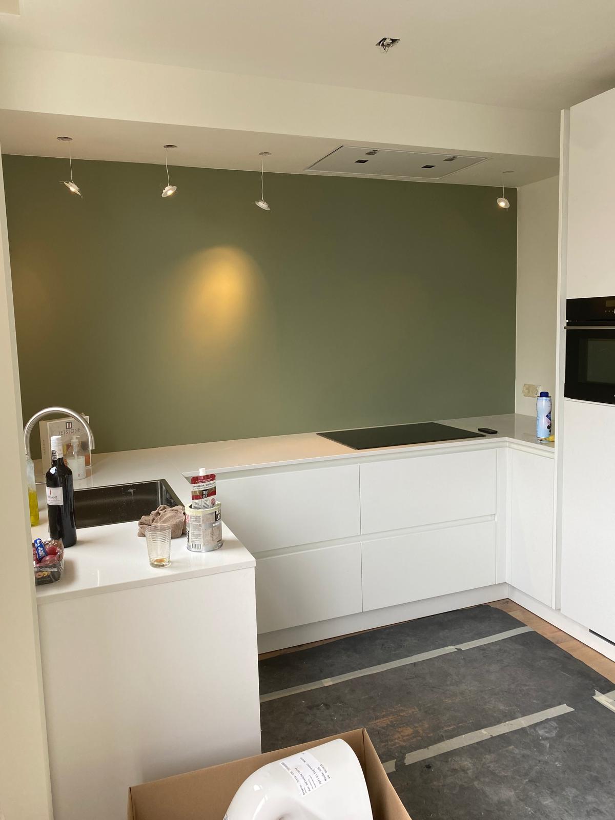 Keuken met saliegroene wand tijdens het schilderwerk