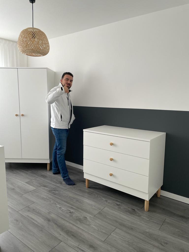 Slaapkamer met tweekleurige wand in wit en antraciet