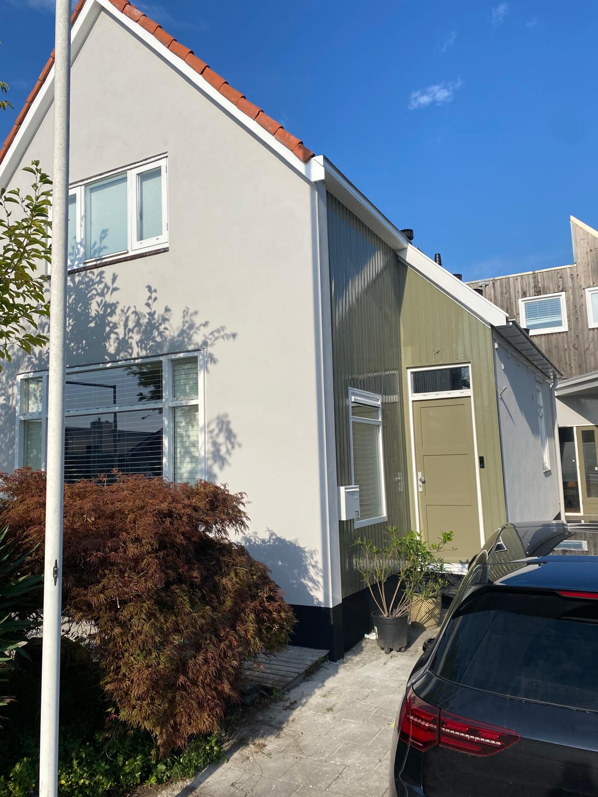 Strak gestuukte gevel van een woning in Haarlem